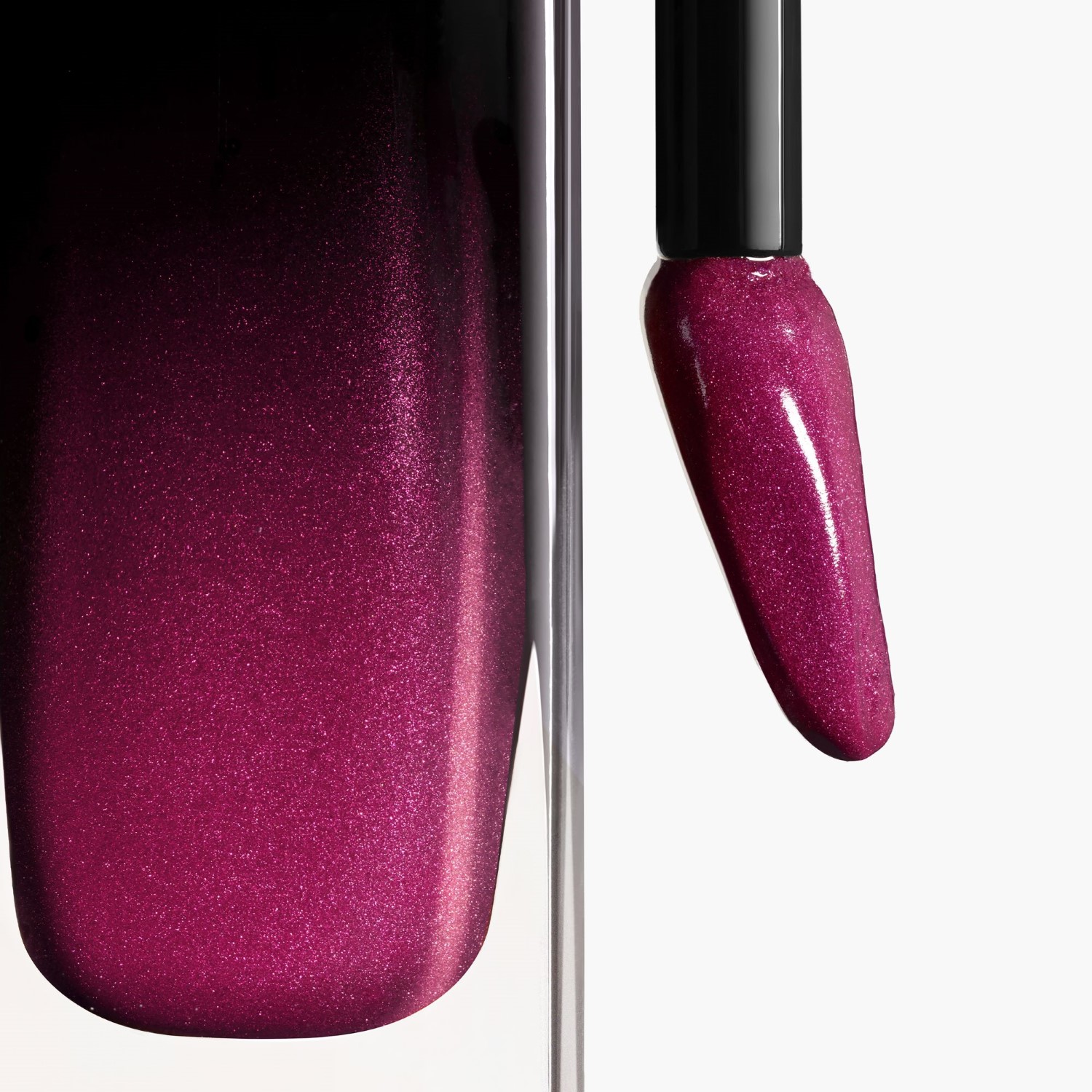 LA BARRA DE LABIOS LÍQUIDA BRILLANTE DE LARGA DURACIÓN